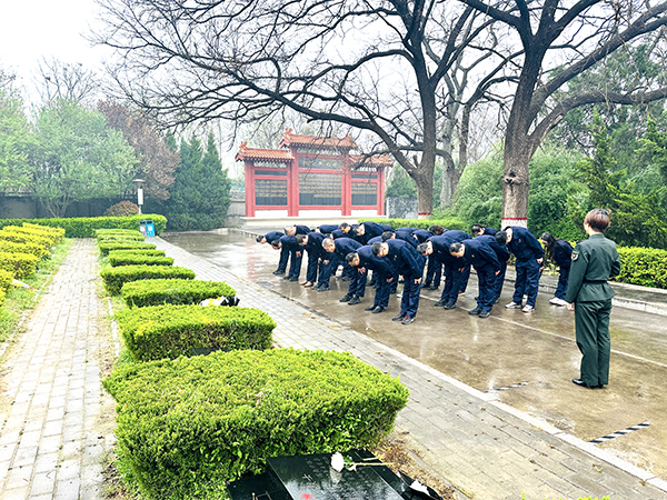 4月2日下午，渭化集團(tuán)組織黨員代表、團(tuán)員青年代表走進(jìn)渭南市臨渭區(qū)王尚德烈士陵園，開展清明節(jié)祭掃活動。烈士紀(jì)念碑前默哀鞠躬.JPG