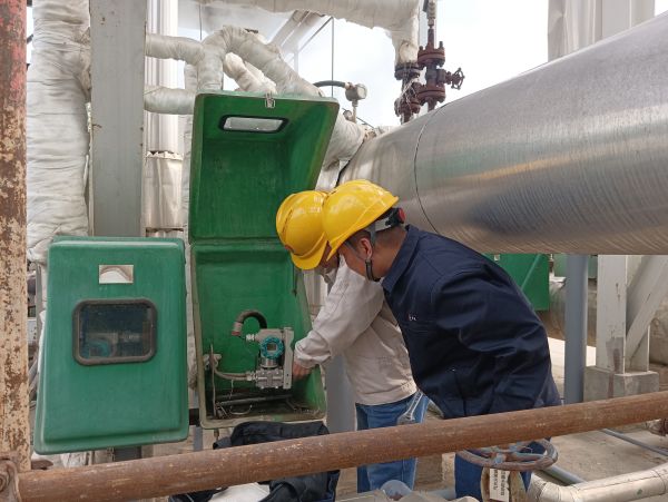 三期檢修差壓發(fā)電現(xiàn)場，計控電儀部空分尿素工段人員在現(xiàn)場檢修儀表設(shè)備并探討學(xué)習(xí).jpg