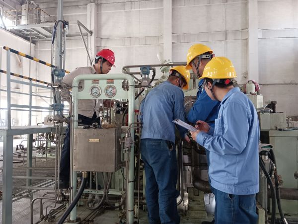三期檢修現(xiàn)場，計控電儀部在進行“精益檢修 安全有我”主題活動的安全檢查（1）.jpg
