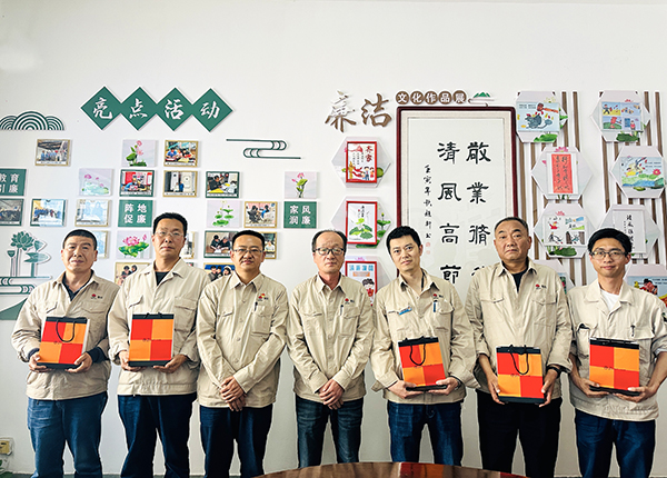 4月18日下午，物料車間黨支部組織運行崗位職工開展“書廉韻 倡廉潔”仿宋字書廉比賽。--晉級選手發(fā)放獎品.JPG