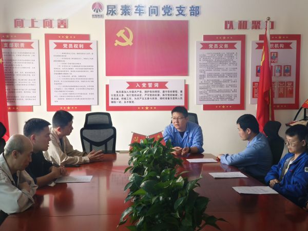 4月28日，車(chē)間工藝主任王慶振對(duì)班組考試試卷進(jìn)行點(diǎn)評(píng).jpg