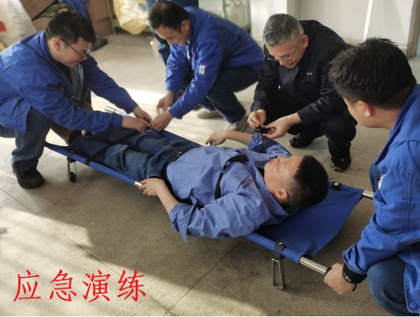 4月26日，尿素車(chē)間對(duì)擔(dān)架操作進(jìn)行培訓(xùn).jpg
