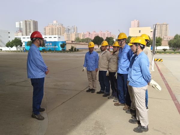 4月26日，尿素車間開展四月份受限空間應(yīng)急演練.jpg