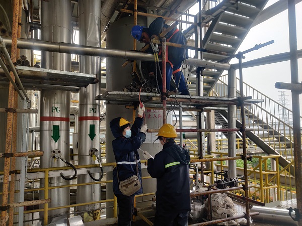 4月30日，分析人員對洗氨塔受限空間作業(yè)進行入罐前取樣分析.jpg