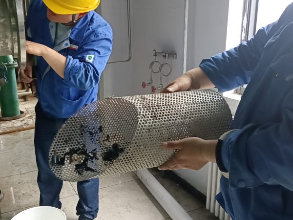 2024年5月2日，崗位人員自行拆除過濾器清理濾網(wǎng)，除污去垢凈裝置。.jpg