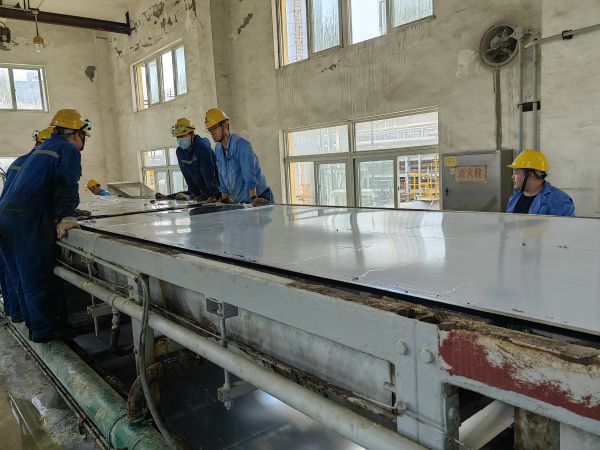 28日，合成車間、修造部人員共同搶修造粒機(jī).jpg