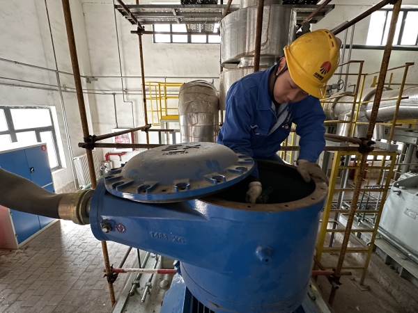 5月6日，電氣檢修工魏晨光緊固電機(jī)接線盒內(nèi)接線.jpg