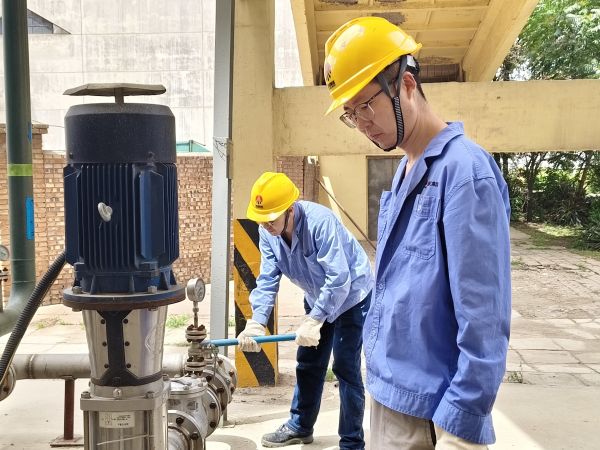 5月11日，尿素車(chē)間設(shè)備技術(shù)員馬強(qiáng)檢查冷卻水泵運(yùn)行情況 (1).jpg