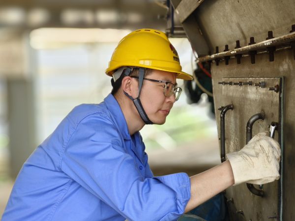 5月11日，尿素車(chē)間設(shè)備技術(shù)員馬強(qiáng)檢查設(shè)備螺栓是否松動(dòng).jpg