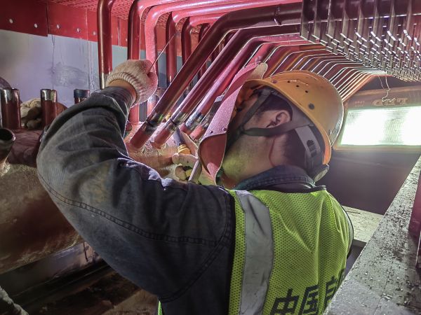 2024年5月20日，動力車間4號鍋爐施工單位檢修人員正在焊接新的省煤器.jpg