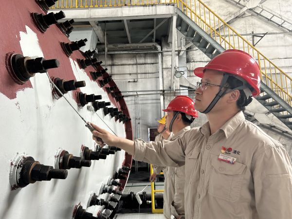 圖2 5月30日下午，制氣車間黨支部攜手聯(lián)合黨支部開展聯(lián)學(xué)聯(lián)建融生產(chǎn)  裝置舊貌換新顏主題黨日活動(dòng)，制氣車間702磨煤機(jī)刷漆亮化活動(dòng)現(xiàn)場(chǎng)紀(jì)實(shí)。.jpg
