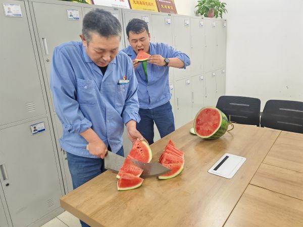 圖3 6月25日，班長(zhǎng)雷仲民正在切西瓜。 肖歡 攝.jpg