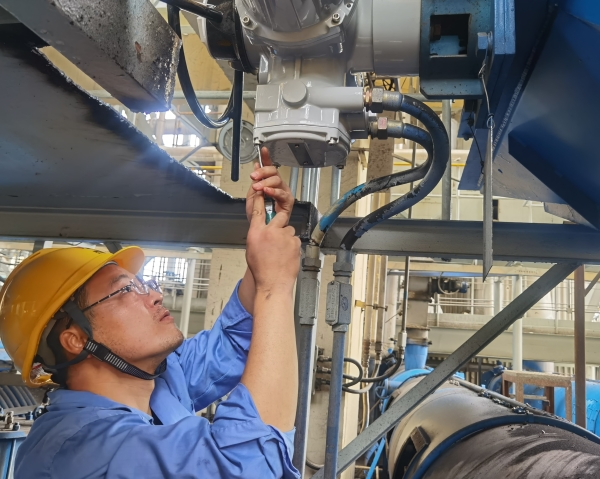 7月21日，檢修三班人員正在給煤機現場對入口閥進行改造.jpg