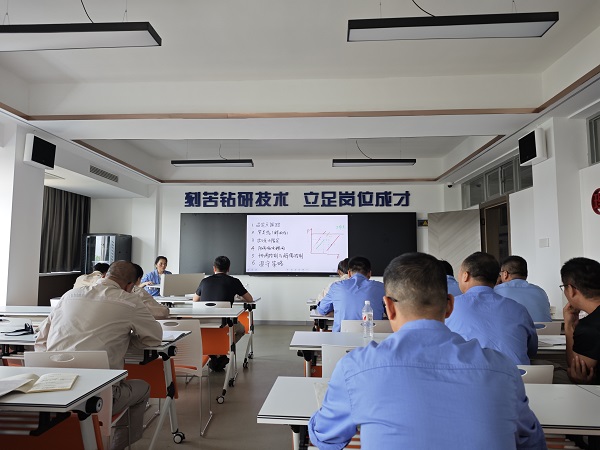 近日，計控電儀部主任工程師馬曉華為部門人員進行了“離心式壓縮機的防喘振控制” 培訓(xùn)1.jpg