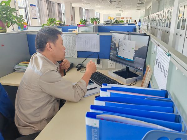 圖1 8月27日，安全員陳科武給現(xiàn)場監(jiān)護人員打電話強調(diào)安全有關(guān)事項。.jpg