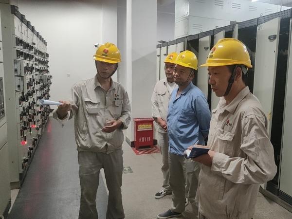9月12日，計(jì)控電儀部技術(shù)人員正在講述設(shè)備原理和操作步驟.jpg