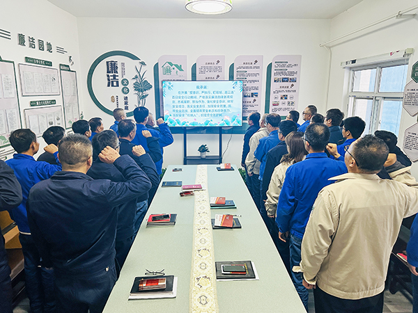 10月21日下午，物料車間黨支部開(kāi)展了以“敲響廉潔警鐘、繃緊安全之弦、筑牢廉潔安全‘雙防線’”為主題的警示教育活動(dòng)，--圖為職工進(jìn)行安全承諾宣誓.jpg