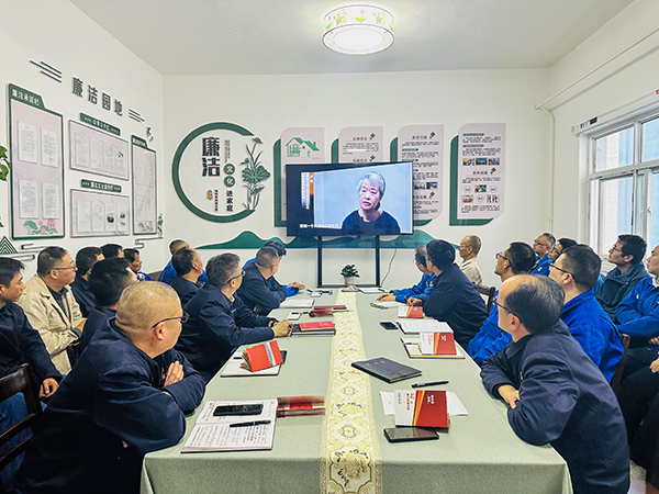 10月21日下午，物料車間黨支部開(kāi)展了以“敲響廉潔警鐘、繃緊安全之弦、筑牢廉潔安全‘雙防線’”為主題的警示教育活動(dòng)，--圖為觀看廉潔警示教育專題片.jpg