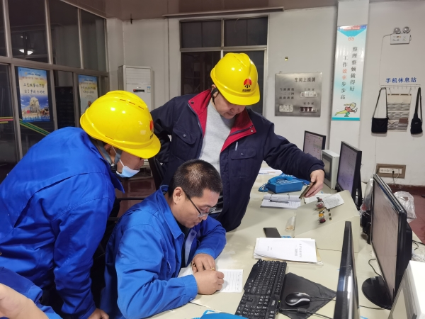 10月23日，電氣人員正在中控室處理PLC故障.jpg