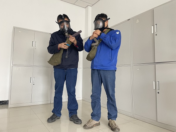 運(yùn)行工段員工正在練習(xí)如何將面具與濾毒罐正確組裝。.jpg