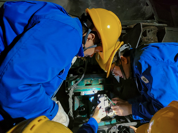 10月30日晚22時，工藝配合電氣人員拆卸故障電機。.jpg