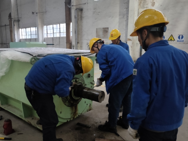 14日，計控電儀部檢修二班正在對循環(huán)水泵電機(jī)進(jìn)行維修.jpg