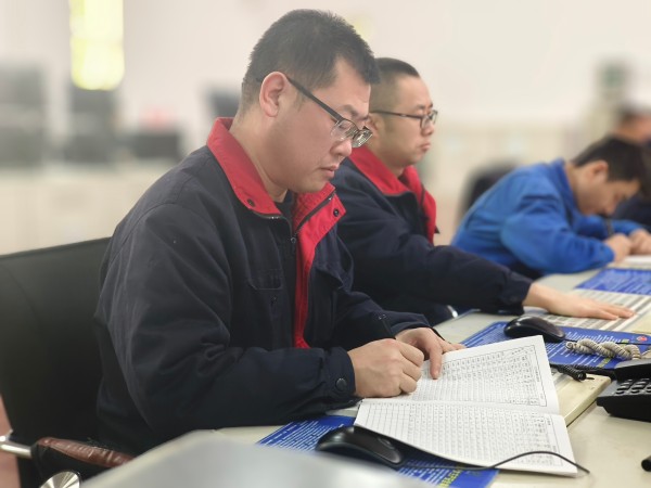 12月2日，尿素車間化工三班中控人員認(rèn)真監(jiān)盤1.jpg