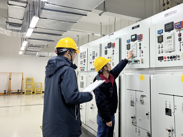 12月，計控電儀部運行人員正在巡檢.jpg