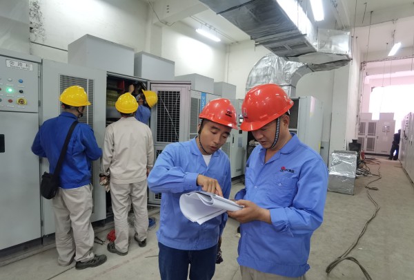 變頻技改現(xiàn)場，大家正在積極討論.jpg