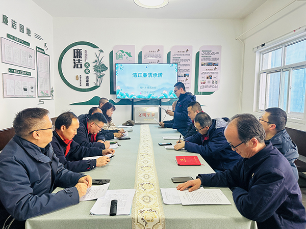 1月9日下午，物料車間黨支部組織黨員領(lǐng)導(dǎo)干部及重點(diǎn)崗位人員開展了新年“第一課”活動。--圖為重點(diǎn)崗位人員趙宇進(jìn)行清正廉潔承諾.jpg
