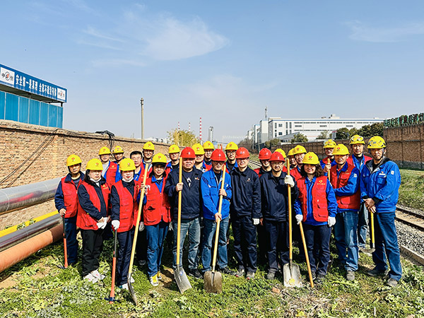 3月20日下午，物料車間黨支部開展“清除雜草保安全 志愿服務(wù)顯擔(dān)當(dāng)”主題活動，黨員及青年志愿者集體合影    600.jpg