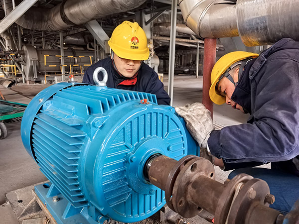 1月20日，檢修三班正在對(duì)鍋爐疏水泵電機(jī)進(jìn)行更換1.jpg