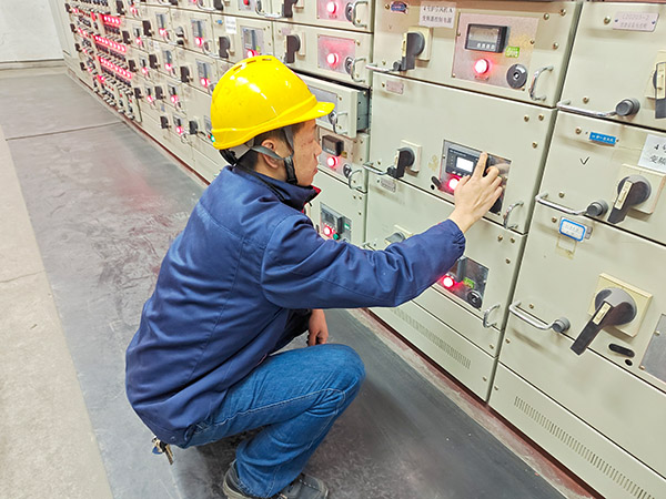 2月5日，運行人員正在配電室巡檢.jpg