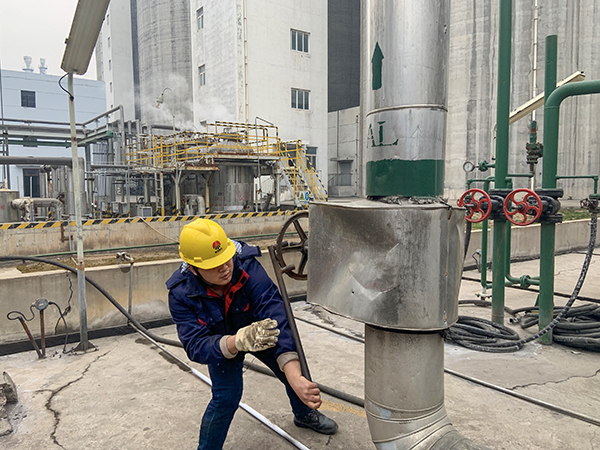 3月12時，合成車間員工關(guān)小閥門，避免浪費(fèi).jpg