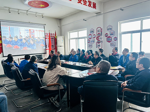 3月13日下午，物料車間黨支部開展“惠學(xué)礪心 筑夢(mèng)前行”主題黨日活動(dòng)，圖為集中觀看了陜煤集團(tuán)第一期惠學(xué)礪心大課堂錄播視頻.jpg