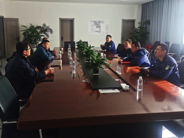 白安林與胡抗戰(zhàn)，杜寶順認(rèn)真交流_20250318092349.jpg