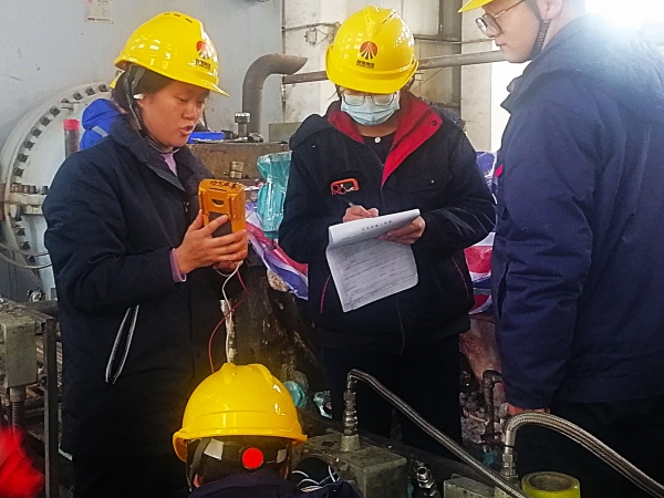 3月18日，計控電儀部空分尿素工段儀表工在二期空氣壓縮機廠房內(nèi)進行以“師帶徒”培訓模式的檢維修作業(yè)-2.jpg