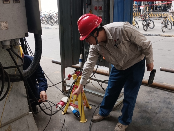 4月9日，計(jì)控電儀部安全員黃建榮在進(jìn)行安全用電現(xiàn)場(chǎng)檢查，為作業(yè)人員指出問(wèn)題并認(rèn)真講解正確操作及規(guī)定。.jpg