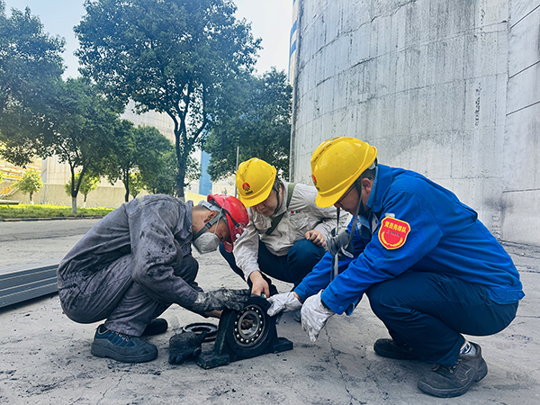 檢修過(guò)程中車間技術(shù)員贠文軍、班組長(zhǎng)黃保榮與檢修人員安裝軸承.jpg