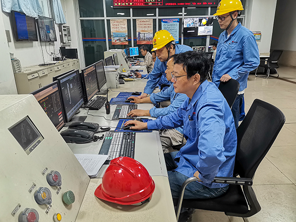 4月21日，3號(hào)鍋爐點(diǎn)爐，車間各工藝人員正在精心操作，嚴(yán)密監(jiān)控.jpg