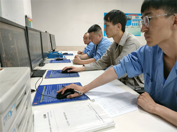 空塔阻力實驗期間，工藝人員在DCS上面操作。.jpg