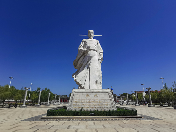 蘇軾雕像，5月2日拍于鳳翔東湖.jpg