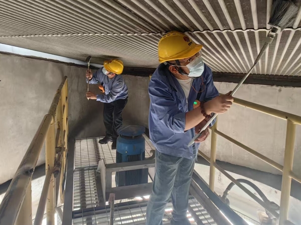 2025年5月19日，乙二醇車(chē)間職工認(rèn)真清理壓縮機(jī)組空冷島管束.jpg