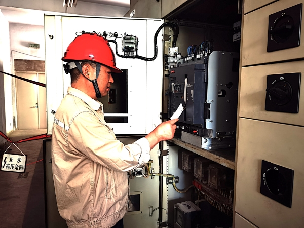 近日，計控電儀部成立以部長王文波為組長的夏季安全工作督查小組，對現(xiàn)場和機柜間的電儀設(shè)備安全運行保駕護航.jpg