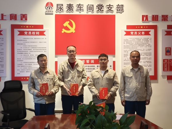 6月20，主任王濤為化工二班頒獎(jiǎng).jpg