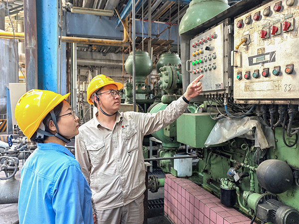2025年6月23日，設備員對班組人員進行現(xiàn)場教學.jpg