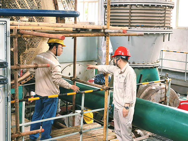7月5日，清理凝汽器現(xiàn)場，副主任秦昊正在叮囑青工賀國慶注意事項.jpg