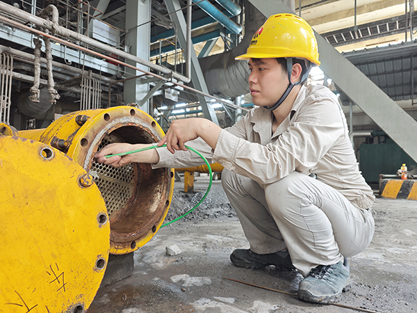 7月6日，動(dòng)力車間三期現(xiàn)場(chǎng)，李云飛正在清理油冷器.jpg